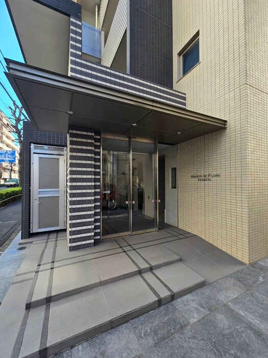 物件外観写真2　(エントランス部分)