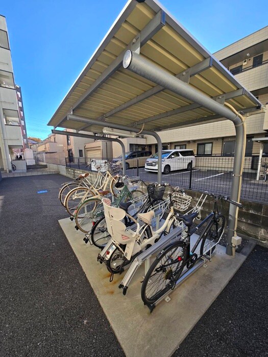 物件外観写真4　(駐輪場)