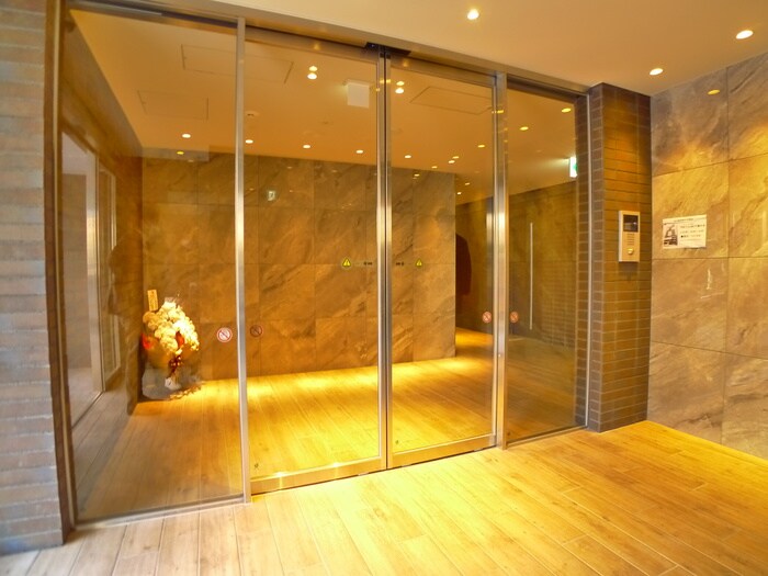 物件外観写真3　(エントランス部分)