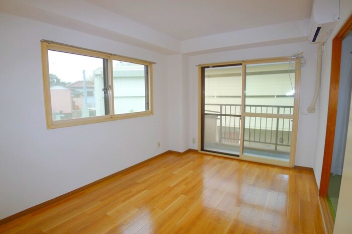 物件内観写真7　(室内からの展望)