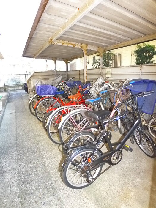 物件外観写真4　(駐輪場)