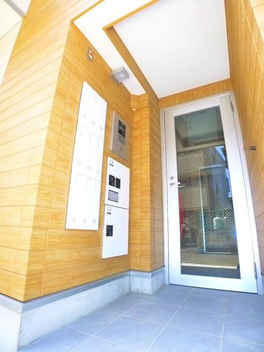 物件外観写真3　(エントランス部分)