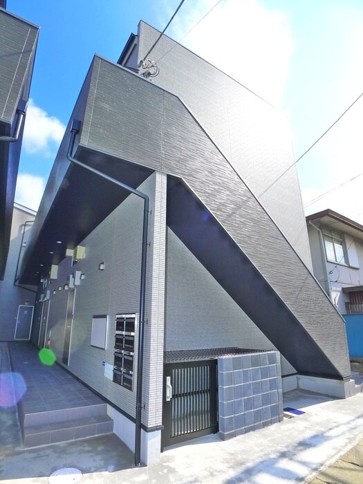 物件外観写真3　(エントランス部分)