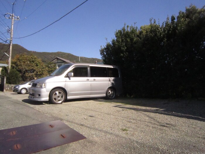 物件外観写真3　(駐車場)