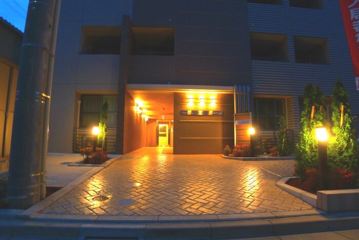 物件外観写真2　(エントランス部分)