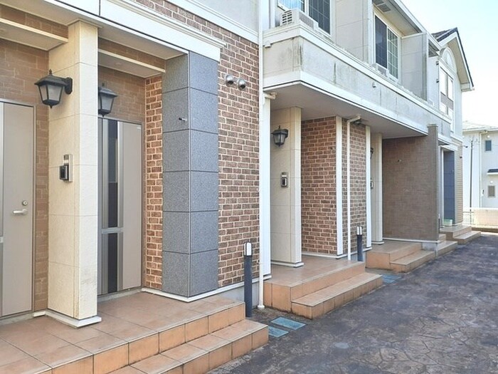 物件外観写真3　(エントランス部分)