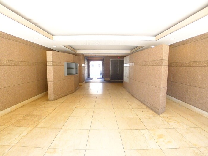 物件外観写真4　(エントランス部分)