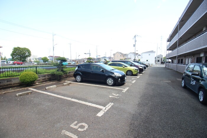 物件外観写真4　(駐車場)