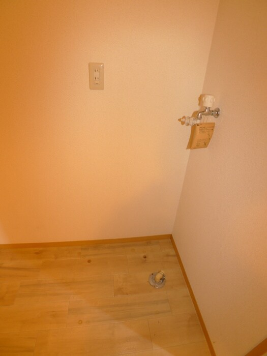 物件内観写真13　(洗濯機置場)