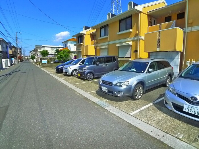 物件外観写真3　(駐車場)