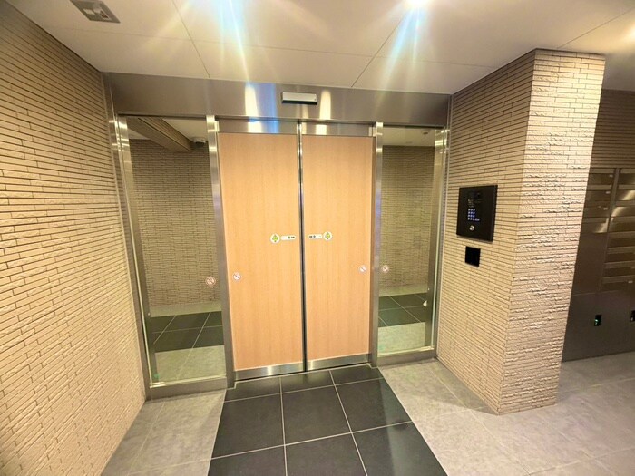 物件外観写真3　(エントランス部分)