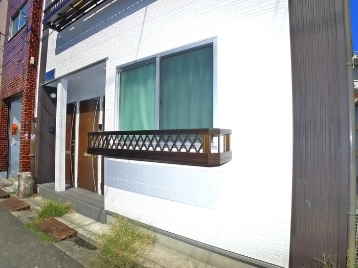 物件外観写真4　(エントランス部分)