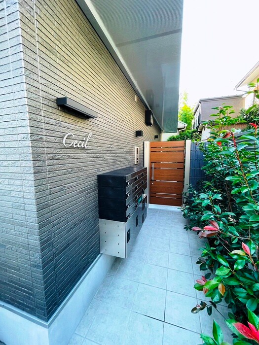 物件外観写真2　(エントランス部分)