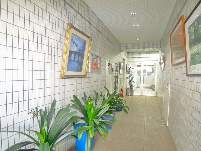 物件外観写真5　(エントランス部分)