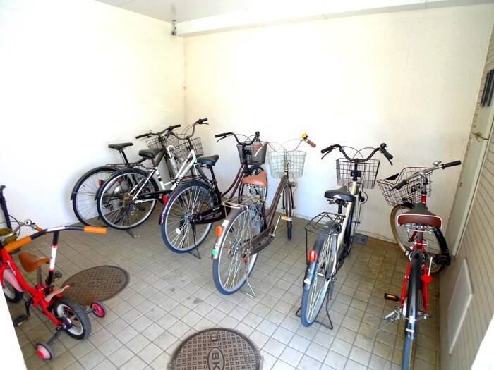 物件外観写真5　(駐輪場)