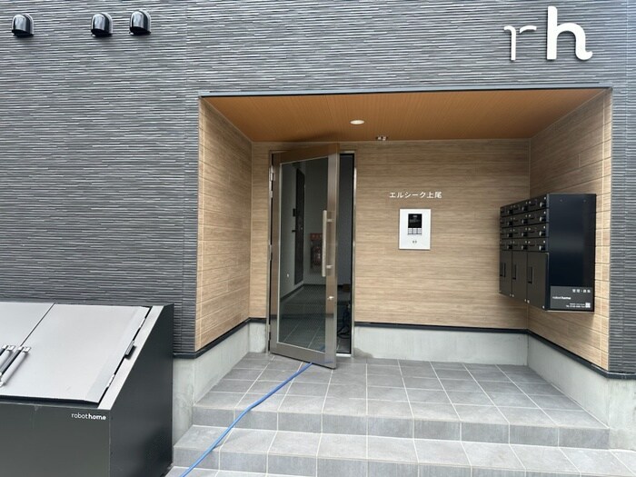 物件外観写真2　(エントランス部分)