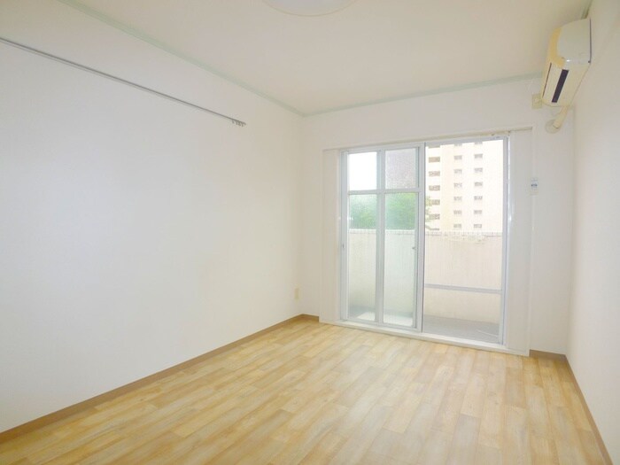 物件内観写真8　(室内からの展望)