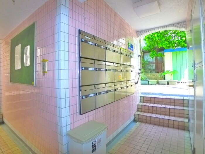 物件外観写真4　(エントランス部分)