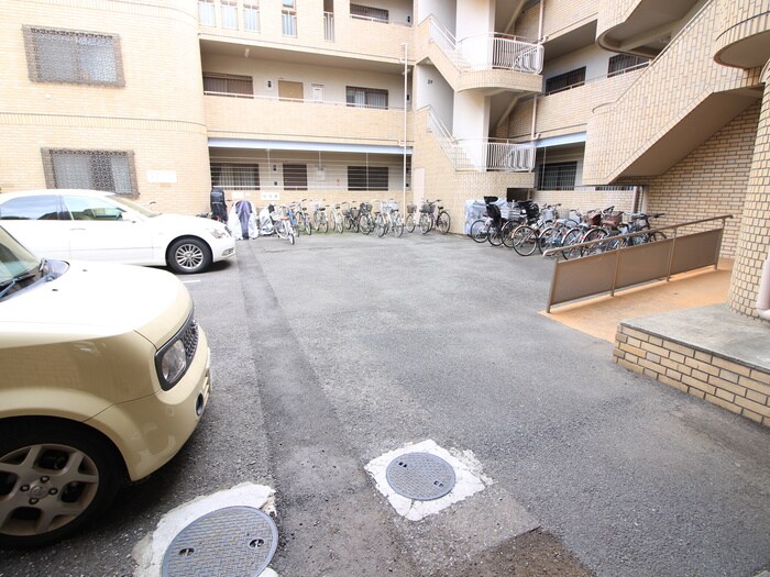 物件外観写真4　(駐輪場)