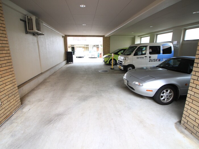 物件外観写真5　(駐車場)