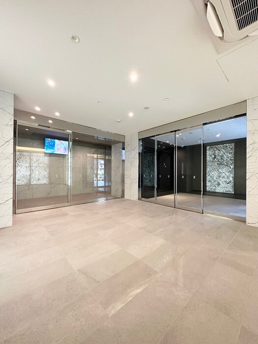 物件外観写真5　(エントランス部分)