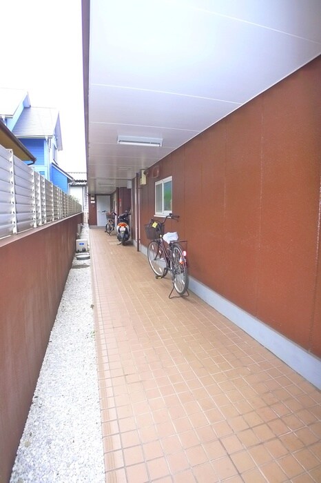 物件外観写真3　(エントランス部分)