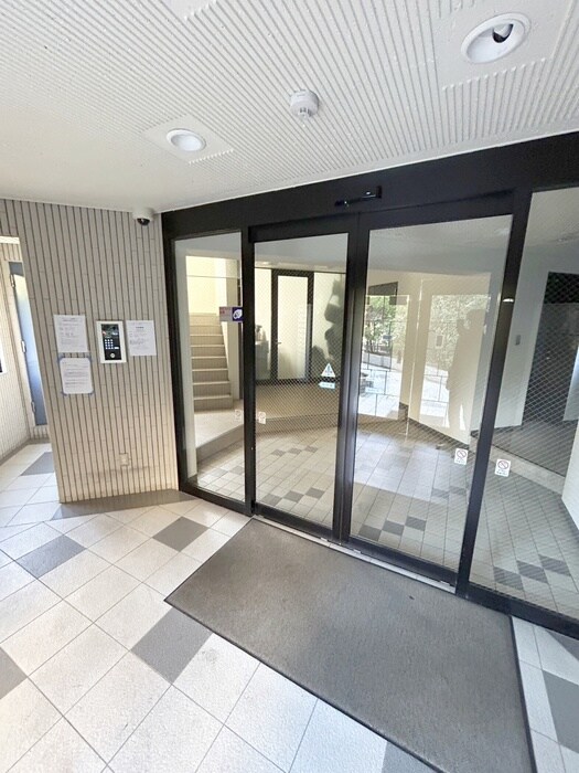 物件外観写真2　(エントランス部分)