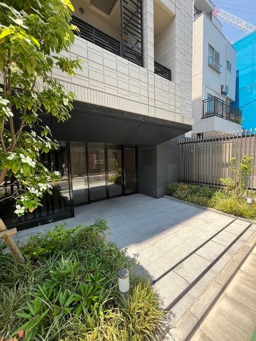 物件外観写真2　(エントランス部分)