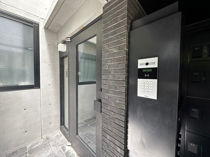 物件外観写真5　(エントランス部分)