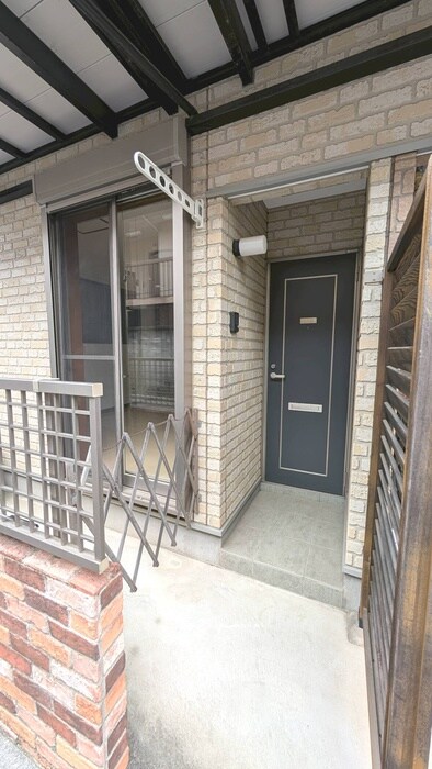 物件外観写真6　(エントランス部分)