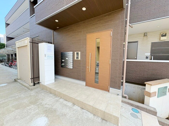 物件外観写真3　(エントランス部分)