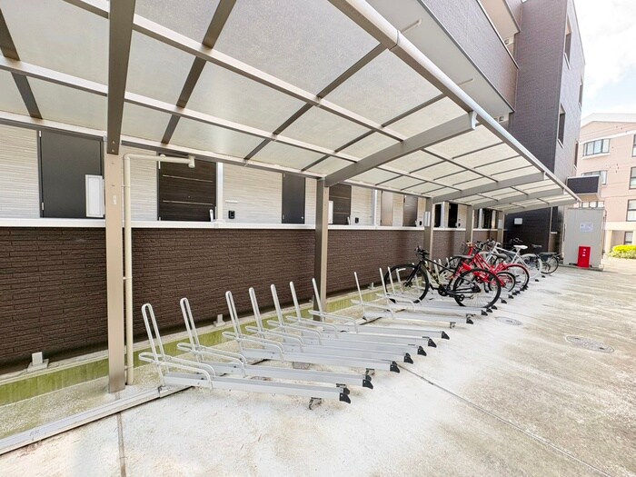 物件外観写真4　(駐輪場)