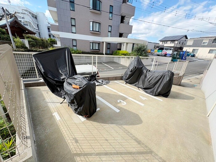 物件外観写真5　(バイク置き場)