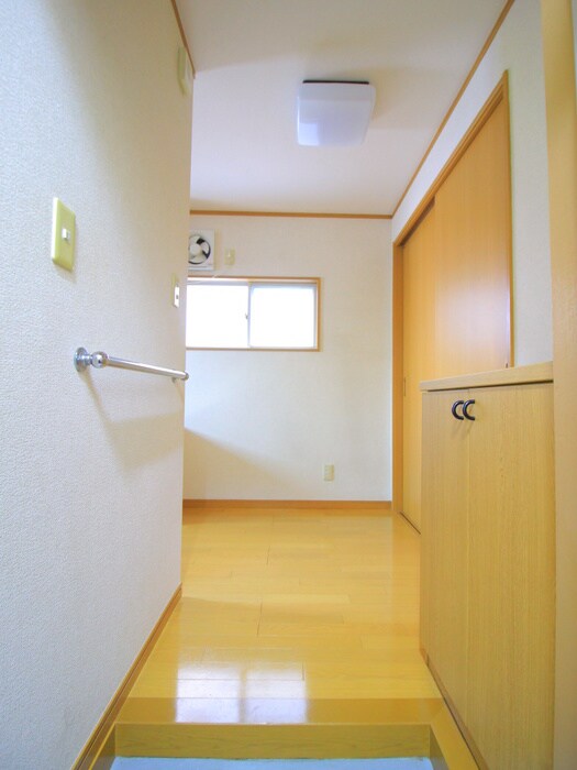 物件内観写真4　(玄関)