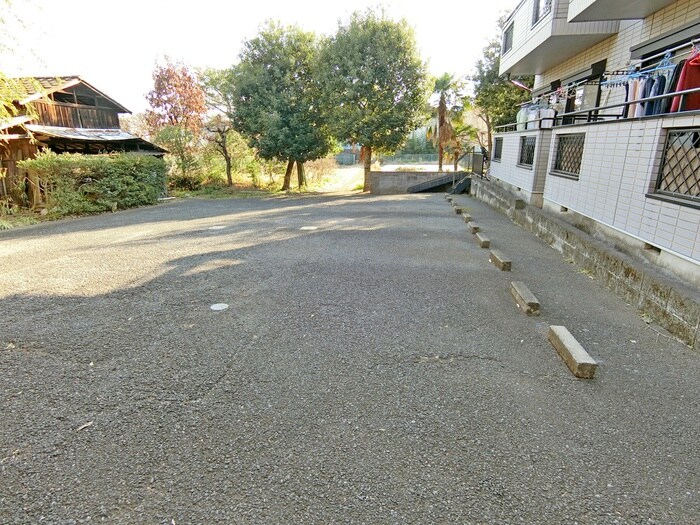 物件外観写真3　(駐車場)