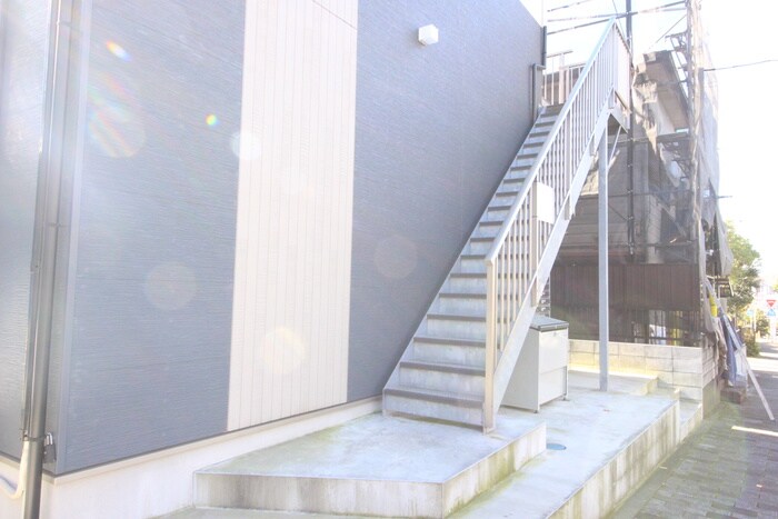 物件外観写真3　(エントランス部分)