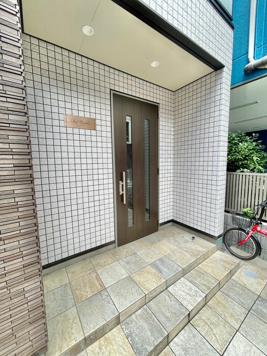 物件外観写真3　(エントランス部分)