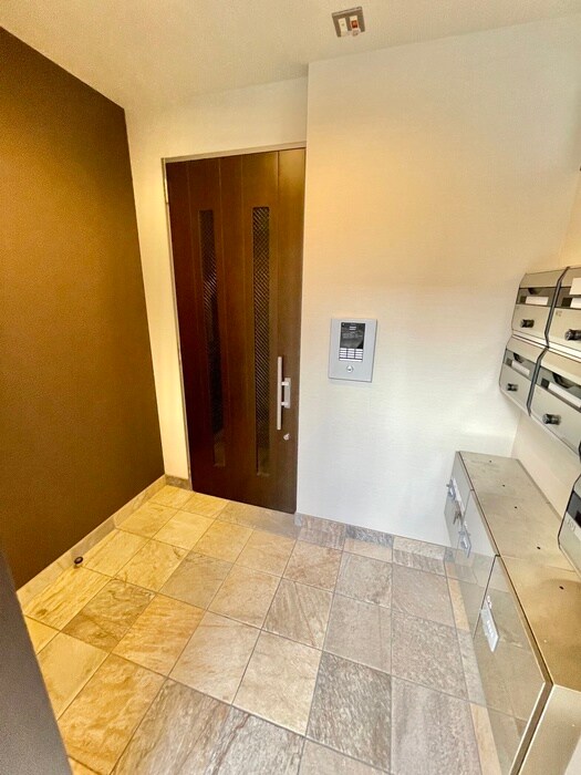 物件外観写真4　(エントランス部分)