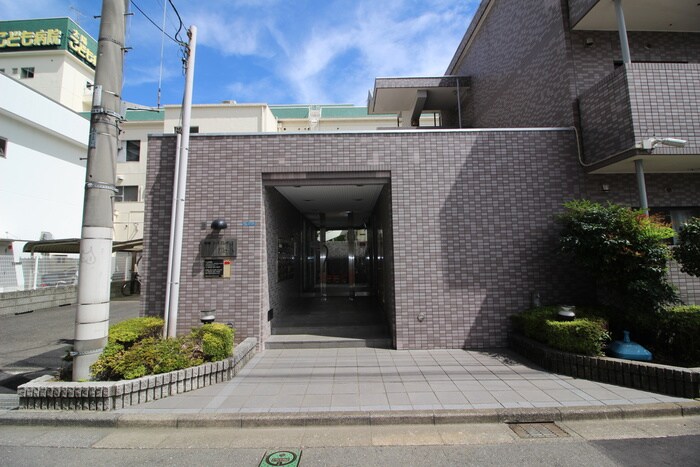 物件外観写真3　(エントランス部分)