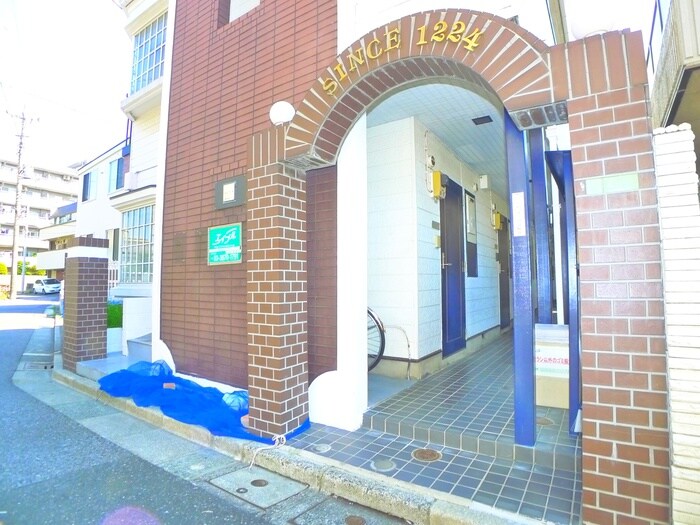 物件外観写真3　(エントランス部分)