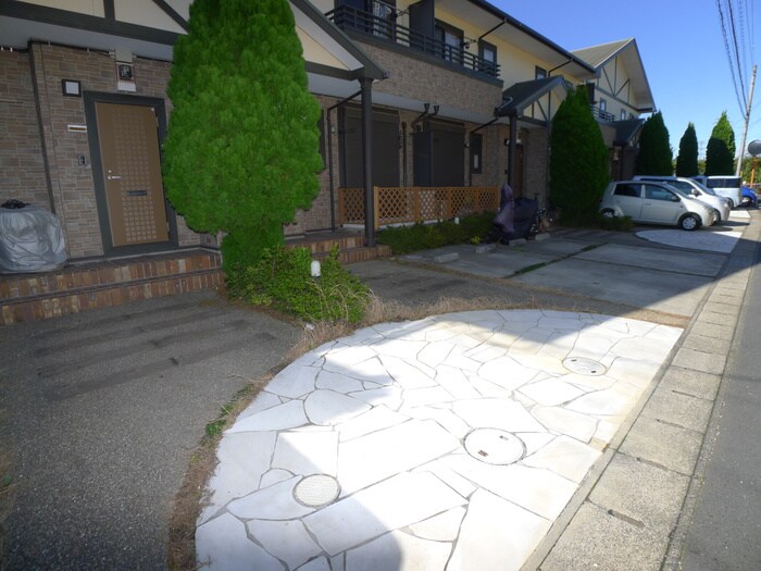 物件外観写真3　(駐車場)