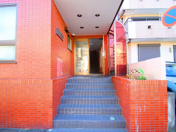 物件外観写真2　(エントランス部分)