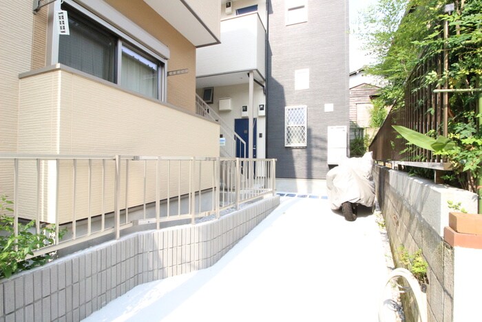 物件外観写真4　(エントランス部分)