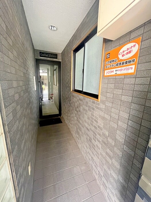 物件外観写真2　(エントランス部分)