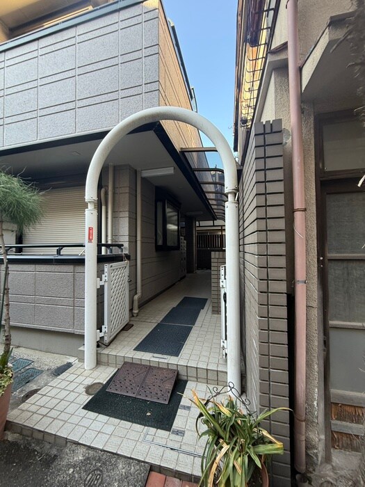 物件外観写真3　(エントランス部分)