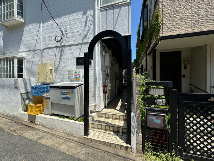 物件外観写真3　(エントランス部分)