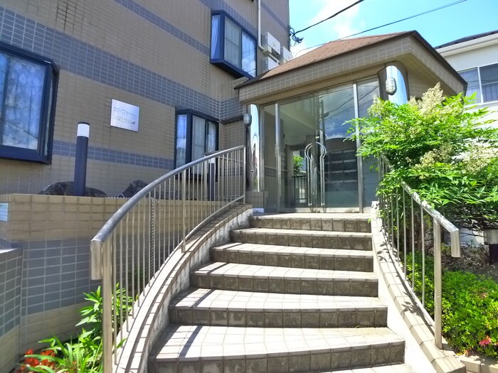 物件外観写真2　(エントランス部分)