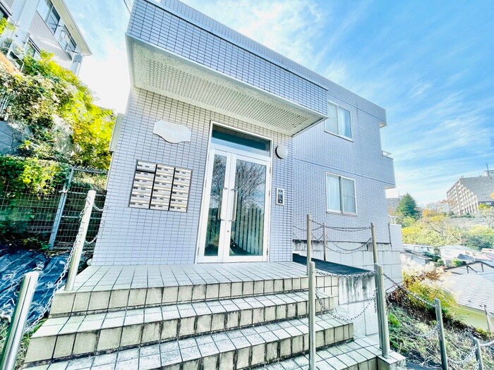 物件外観写真2　(エントランス部分)