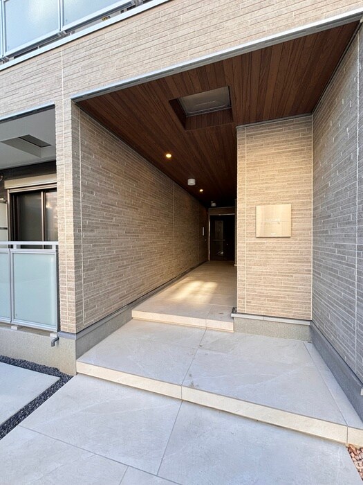 物件外観写真3　(エントランス部分)