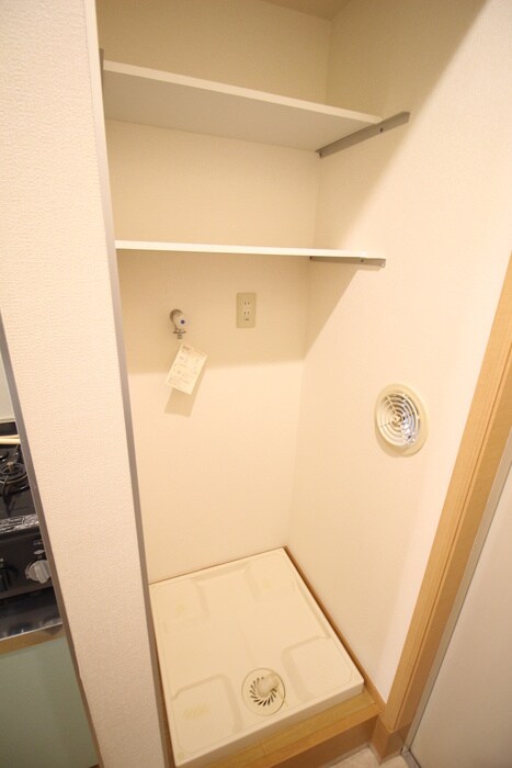 物件内観写真16　(洗濯機置場)